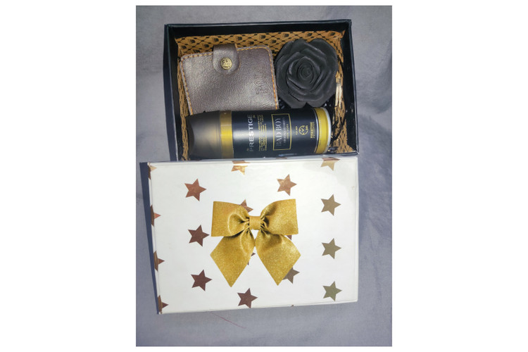 کادو تولد مردانه باکس هدیه مردانه اسپری بدن جاکارتی کیف پول گل