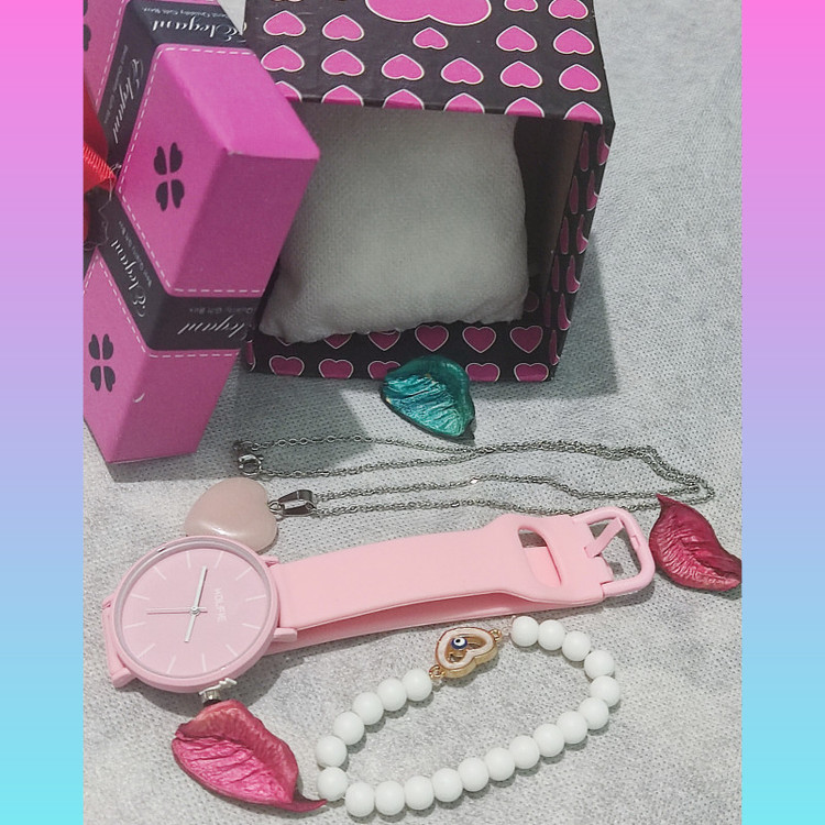 کادو تولد تم صورتی باکس کادو ولنتاین یلدا عید کادو مناسبتی