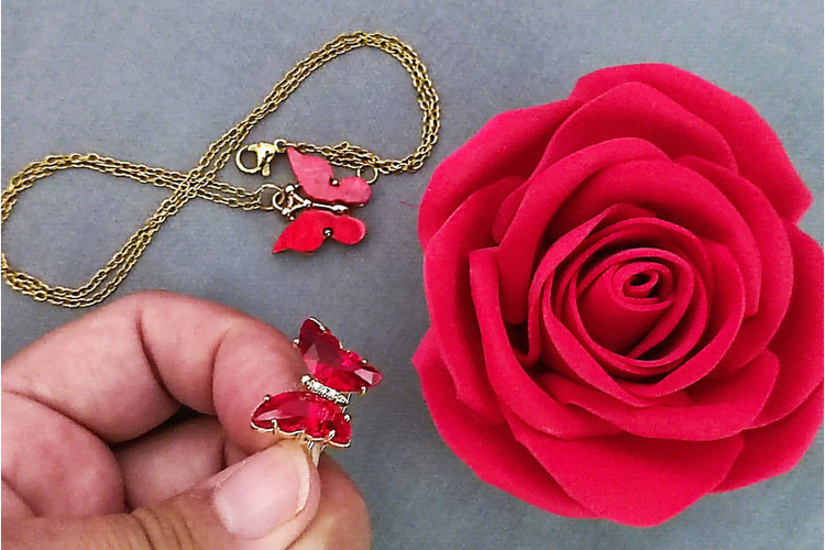 انگشتر و گردنبند پروانه قرمز