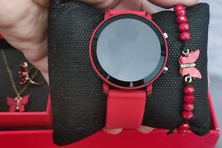 ساعت قرمز با دستبند پروانه قرمز