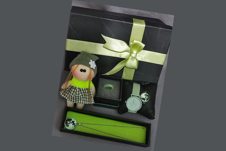 کادو تولد دخترانه ساعت دستبند و گردنبند ماه شبتاب