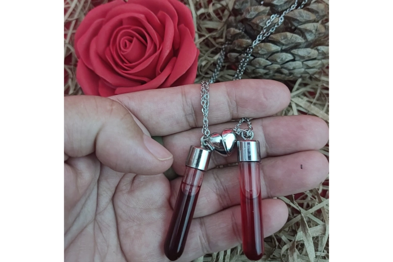 خرید آنلاین گردنبند شیشه خون