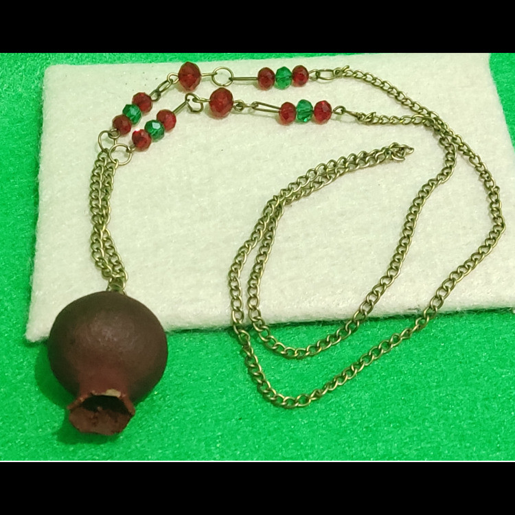رو لباسی گردنبند یلدا با انار