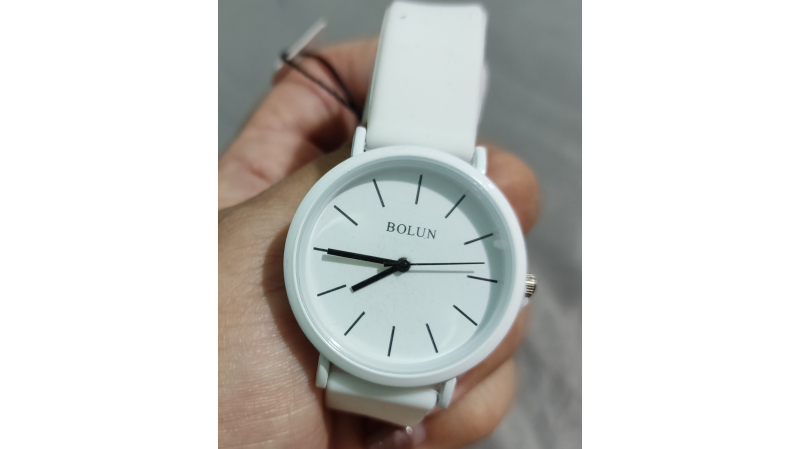 ساعت سفید بلون